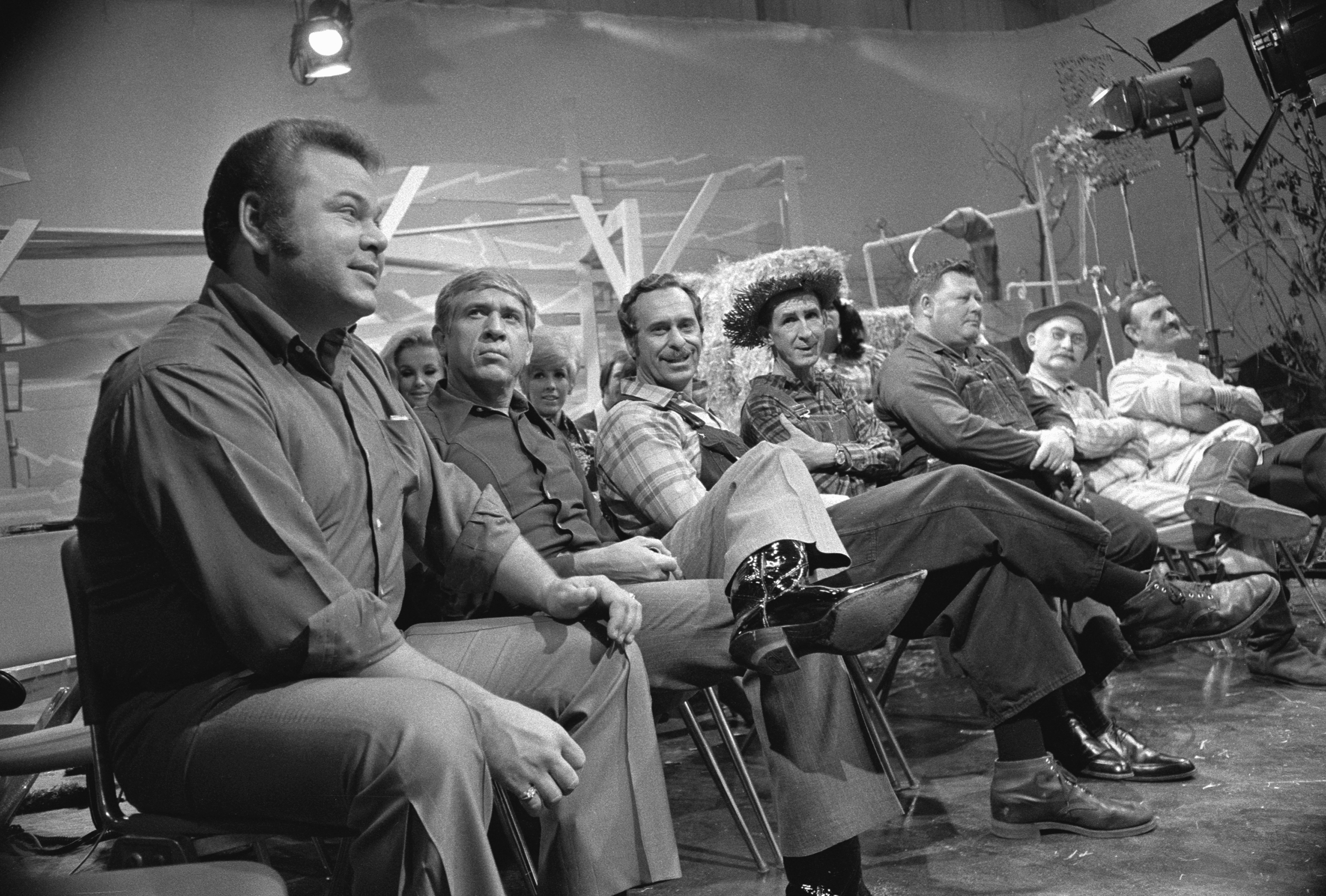 Still of Archie Campbell, Roy Clark, Grandpa Jones, Buck Owens, Junior Samples, Stringbean and Gordie Tapp in Hee Haw (1969)