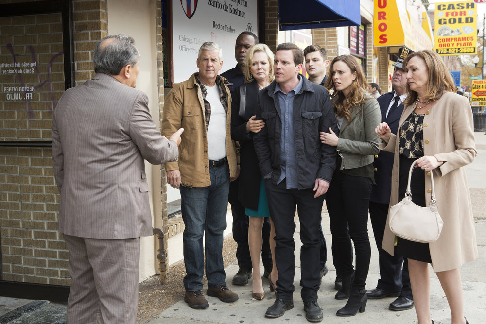 Still of Jean Smart, Lenny Clarke, Kevin Daniels, Jerry Kelly, John Scurti, Michael Mosley, Jessica McNamee and Kevin Bigley in Sirens (2014)