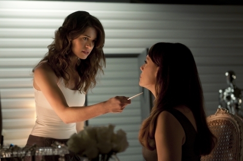 Still of Melinda Clarke and Lyndsy Fonseca in Nikita (2010)