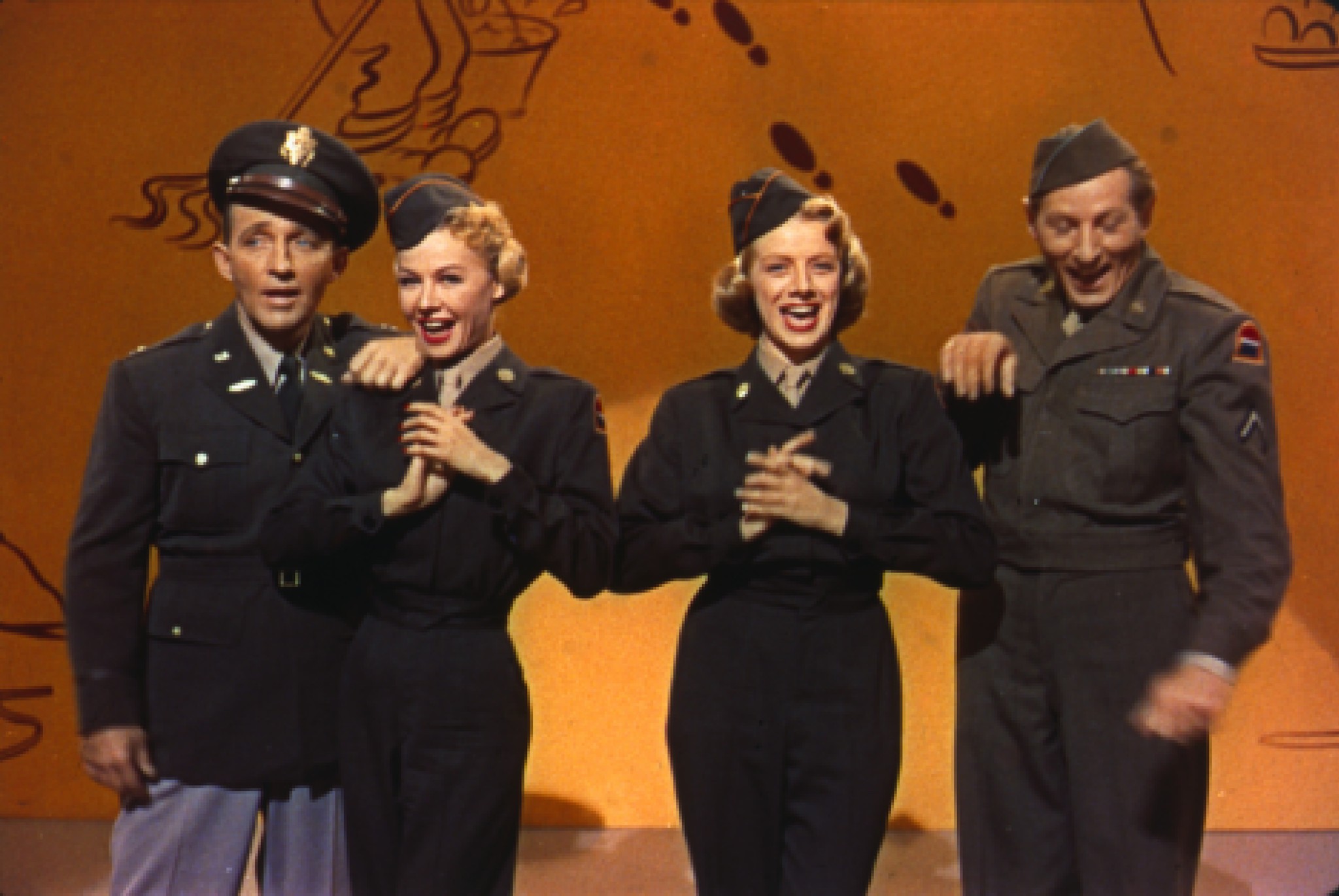 Still of Bing Crosby, Danny Kaye, Rosemary Clooney and Vera-Ellen in White Christmas (1954)