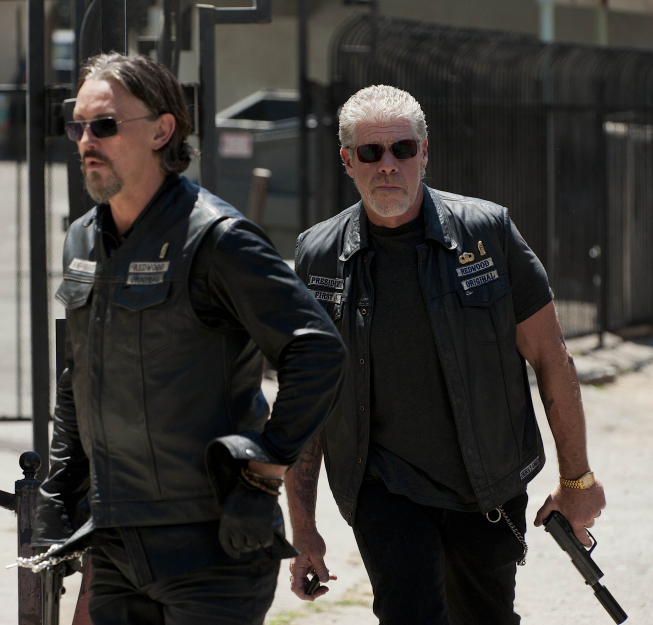 Still of Ron Perlman and Kim Coates in Sons of Anarchy (2008)