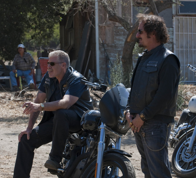 Still of Ron Perlman and Kim Coates in Sons of Anarchy (2008)