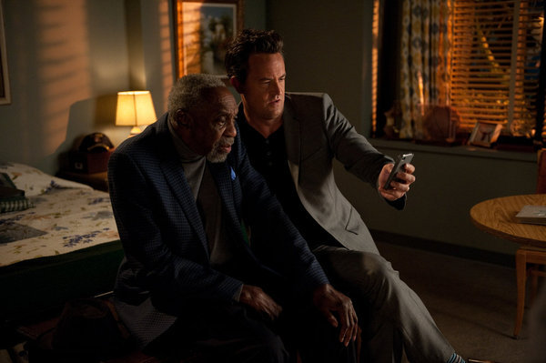 Still of Matthew Perry and Bill Cobbs in Go On: Back, Back, Back... It's Gone! (2012)