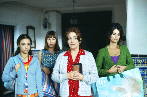 Still of Penélope Cruz, Yohana Cobo, Lola Dueñas and Carmen Maura in Volver (2006)