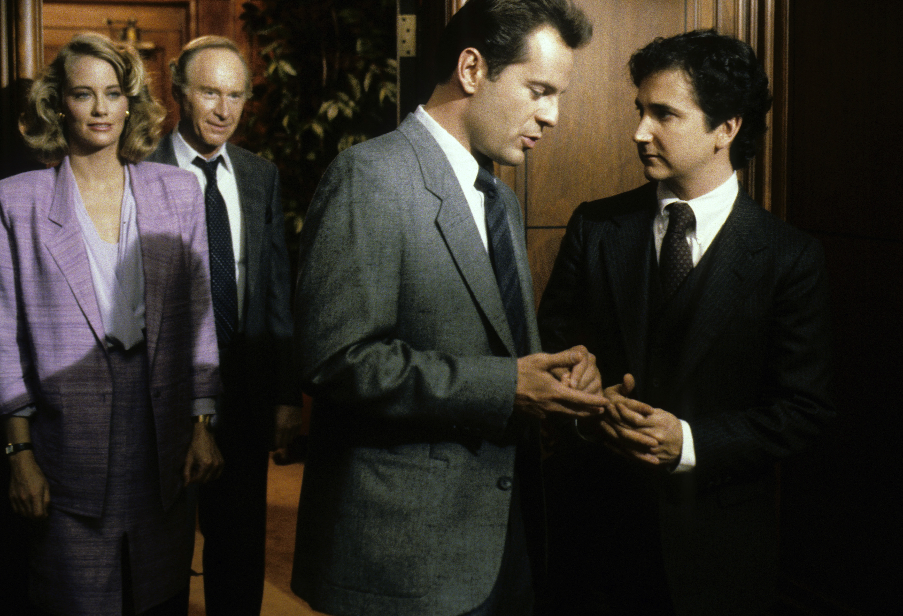 Still of Bruce Willis, Cybill Shepherd, George Coe and Mark Linn-Baker in Moonlighting (1985)