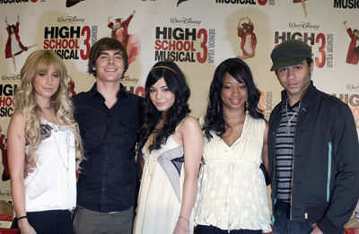Corbin Bleu, Monique Coleman, Kenny Ortega, Ashley Tisdale, Vanessa Hudgens and Zac Efron at event of High School Musical 3: Senior Year (2008)