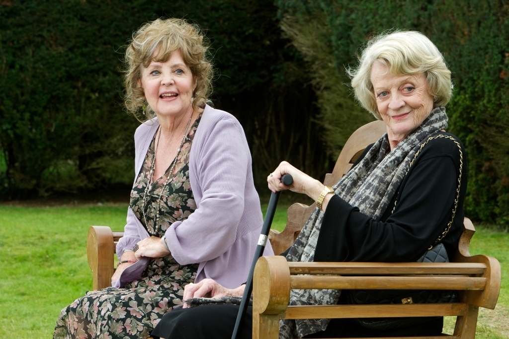 Still of Maggie Smith and Pauline Collins in Quartet (2012)