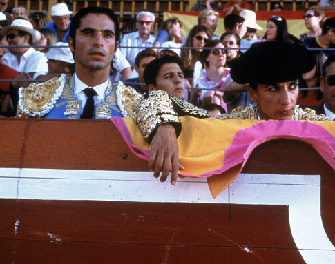 Still of Javier Conde and Rosario Flores in Hable con ella (2002)