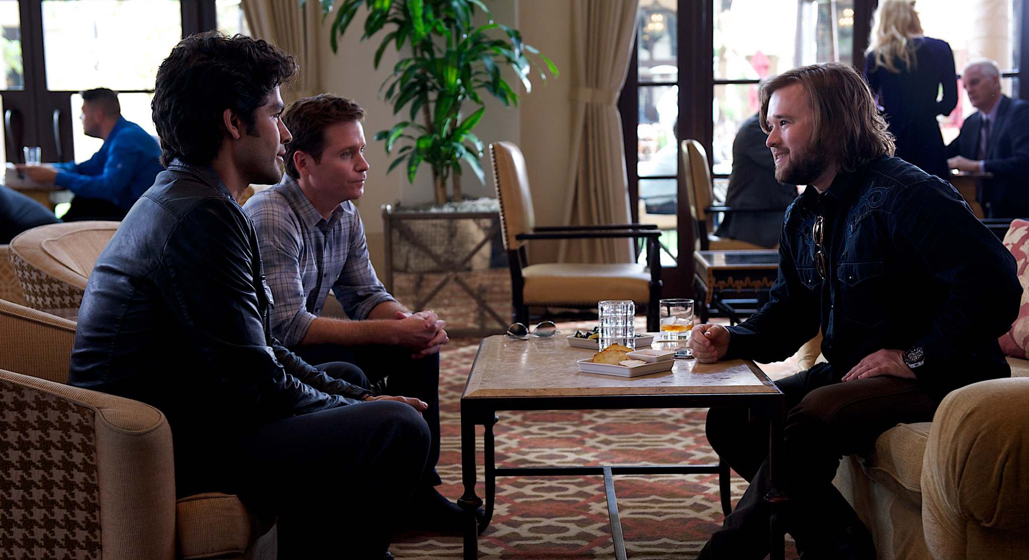 Still of Adrian Grenier, Haley Joel Osment and Kevin Connolly in Entourage (2015)
