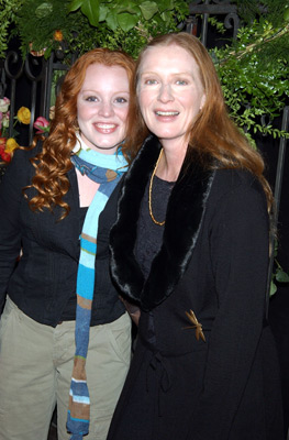 Lauren Ambrose and Frances Conroy at event of Sesios pedos po zeme (2001)