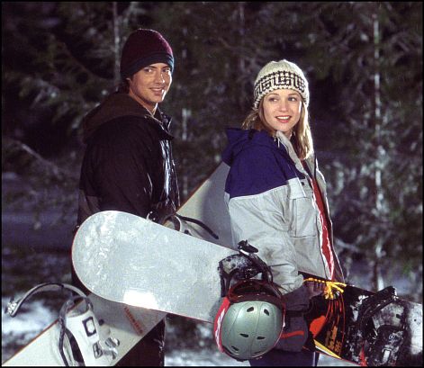 Still of A.J. Cook and Jason London in Out Cold (2001)