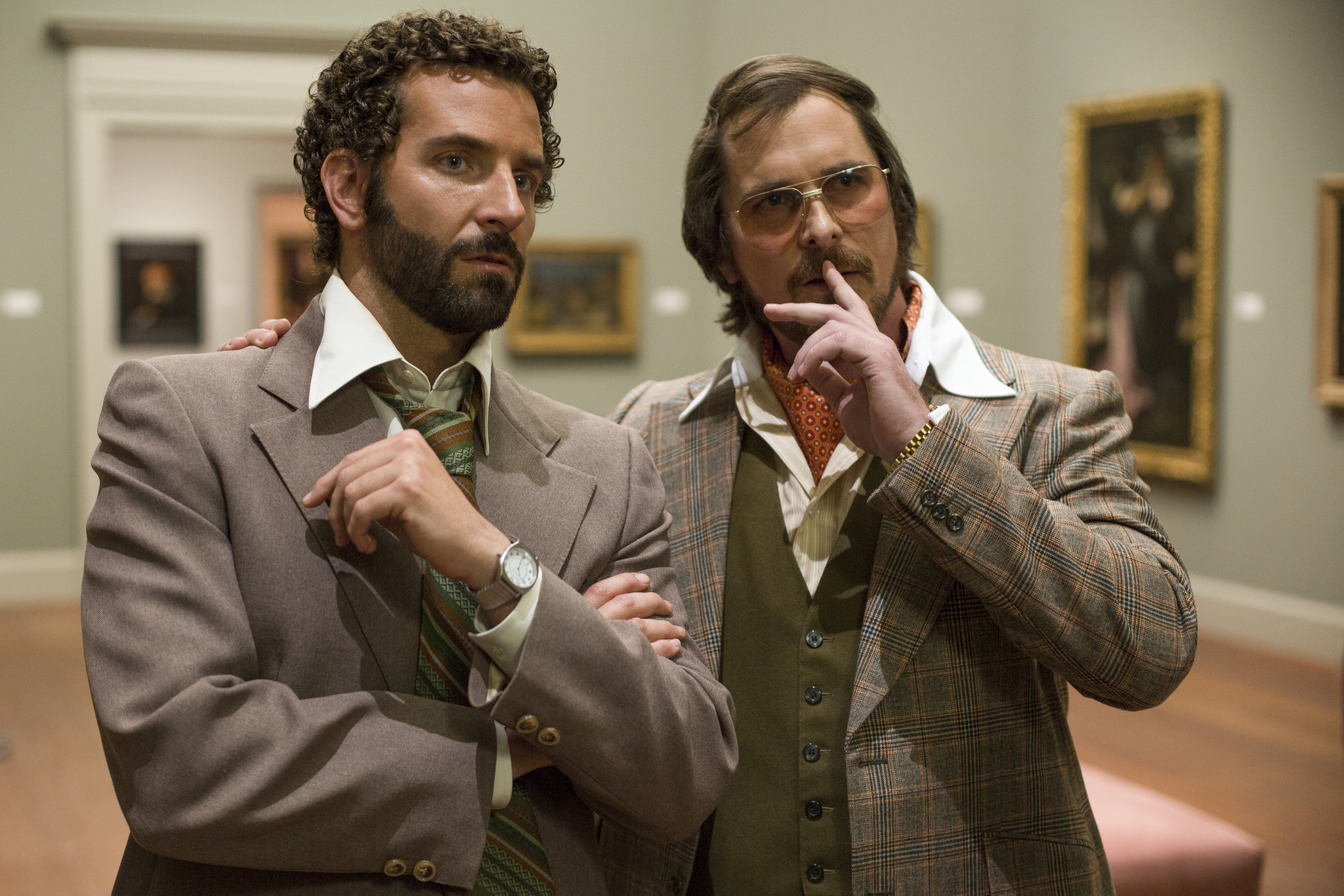 Still of Christian Bale and Bradley Cooper in Amerikietiska afera (2013)