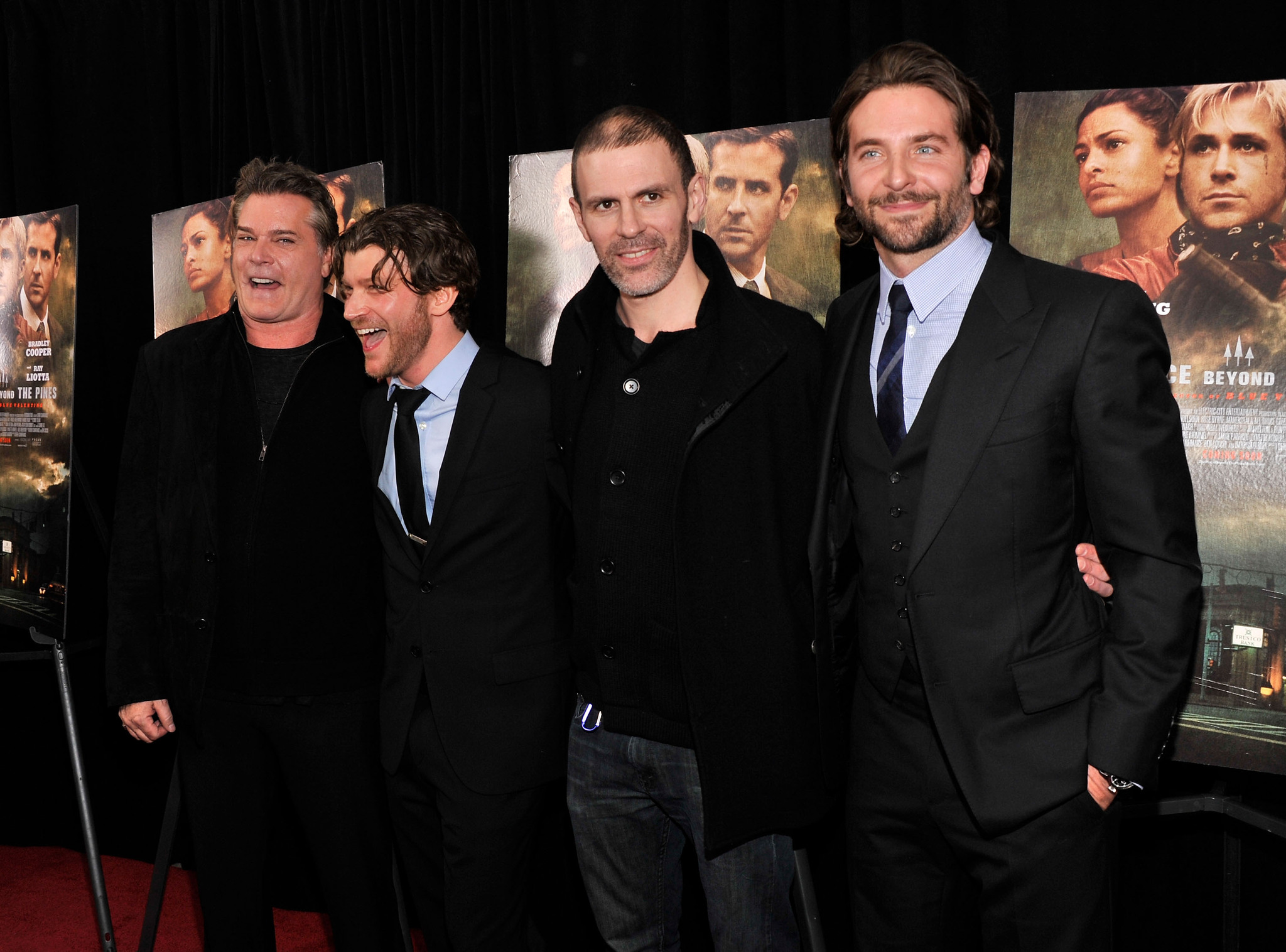 Ray Liotta and Bradley Cooper at event of Niujorko seselyje (2012)