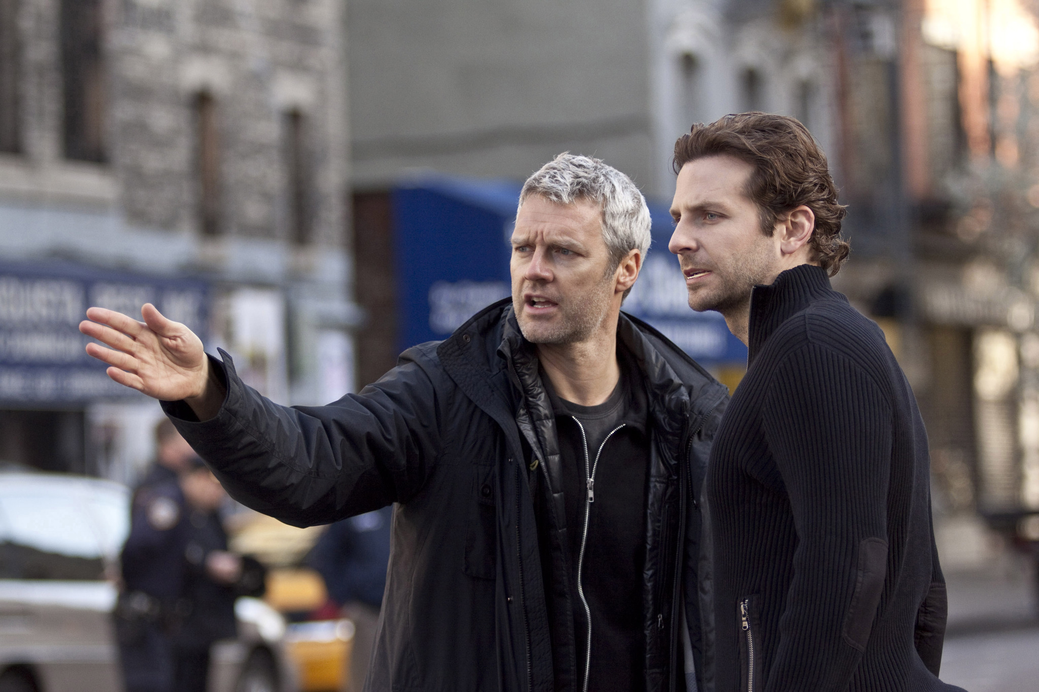 Still of Bradley Cooper and Neil Burger in Salutinis efektas (2011)