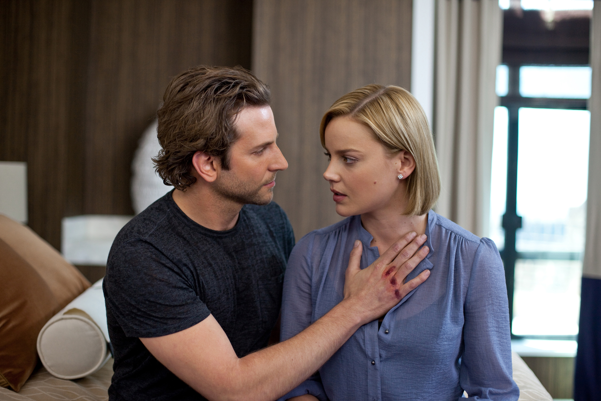 Still of Bradley Cooper and Abbie Cornish in Salutinis efektas (2011)