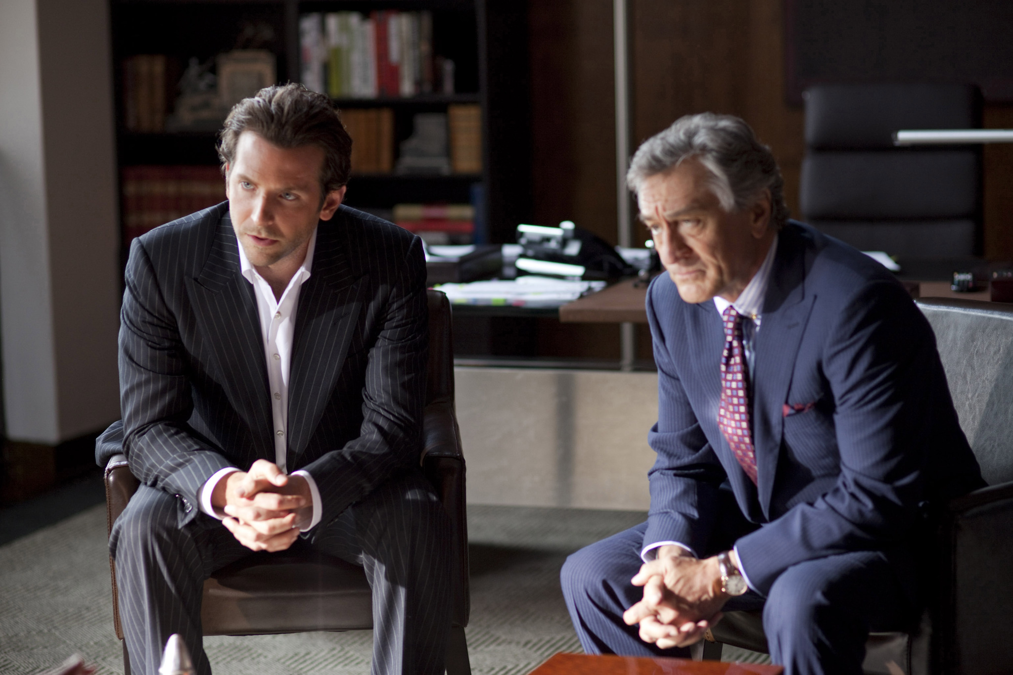 Still of Robert De Niro and Bradley Cooper in Salutinis efektas (2011)