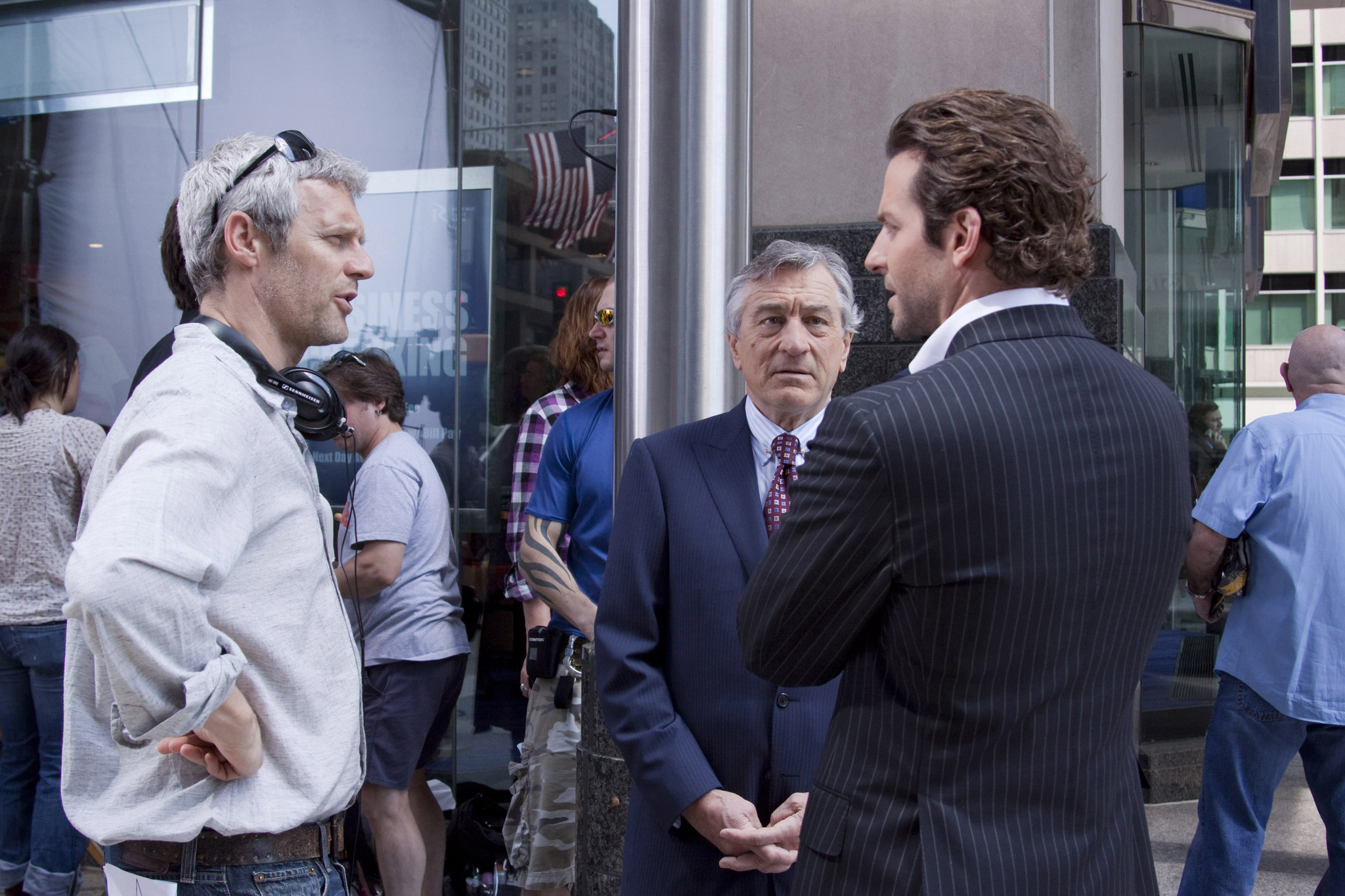 Still of Robert De Niro, Bradley Cooper and Neil Burger in Salutinis efektas (2011)