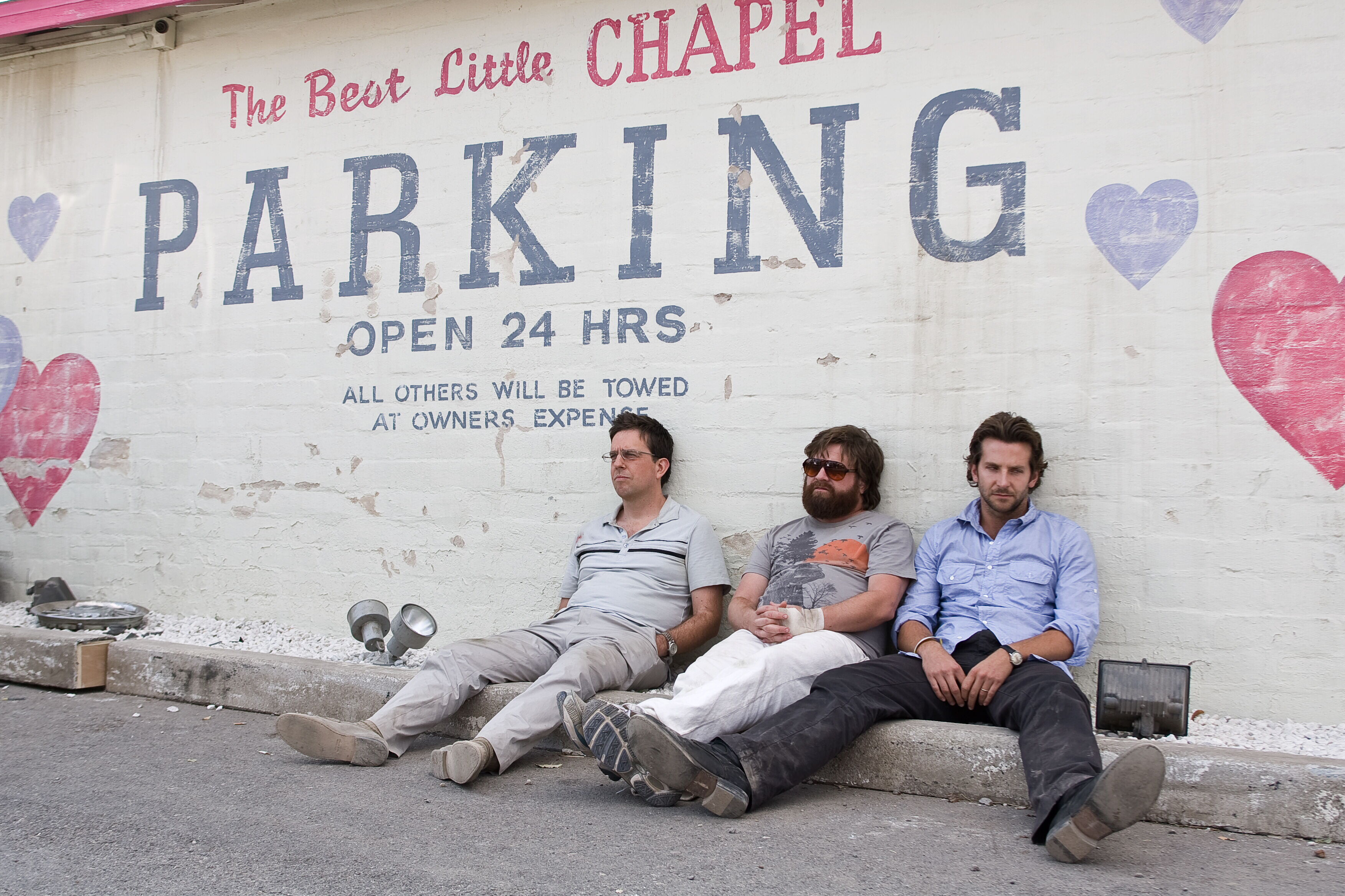 Still of Bradley Cooper, Zach Galifianakis and Ed Helms in Pagirios Las Vegase (2009)