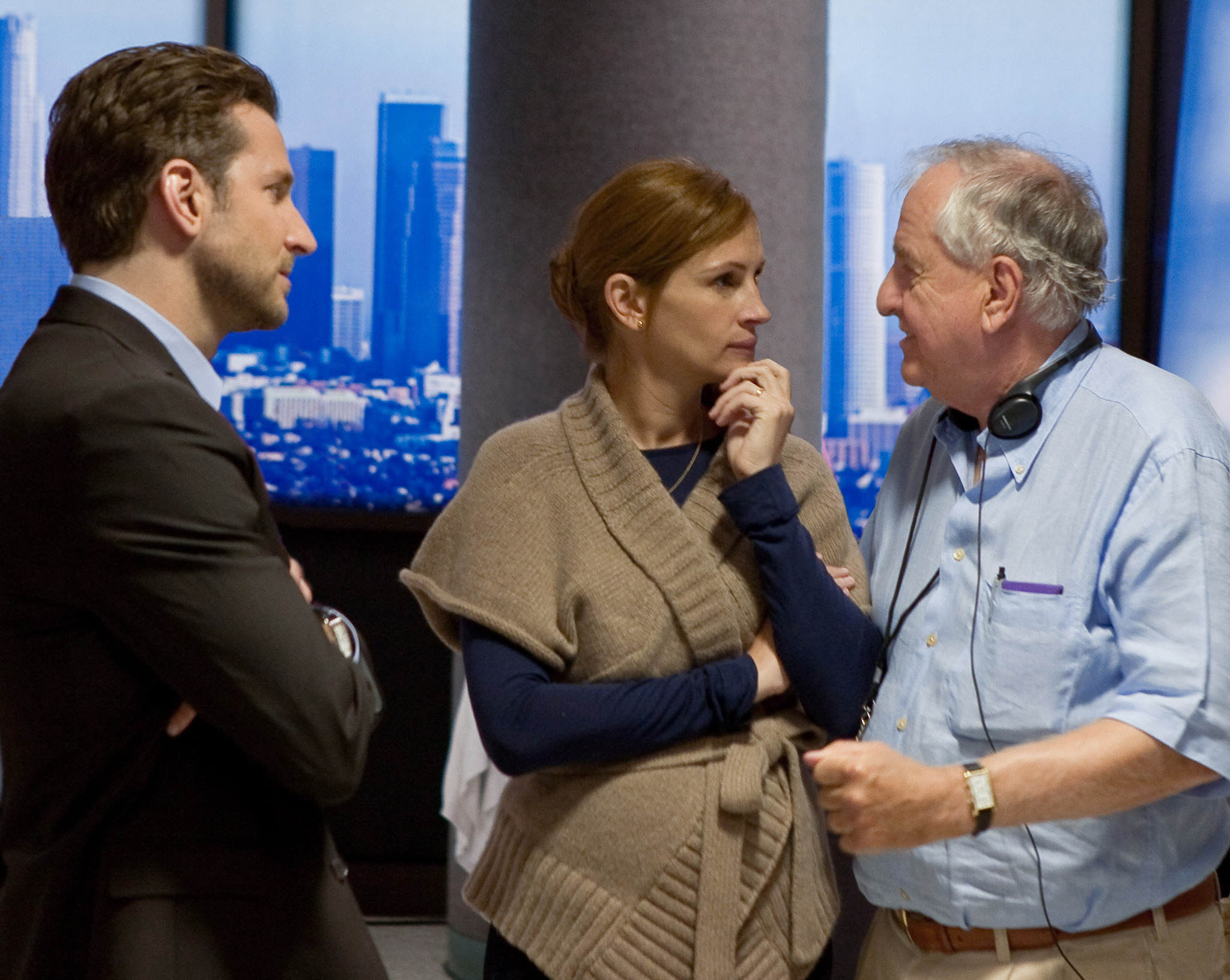 Still of Julia Roberts, Garry Marshall and Bradley Cooper in Valentino diena (2010)