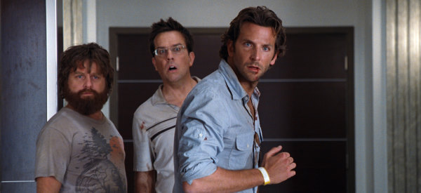 Still of Bradley Cooper, Zach Galifianakis and Ed Helms in Pagirios Las Vegase (2009)