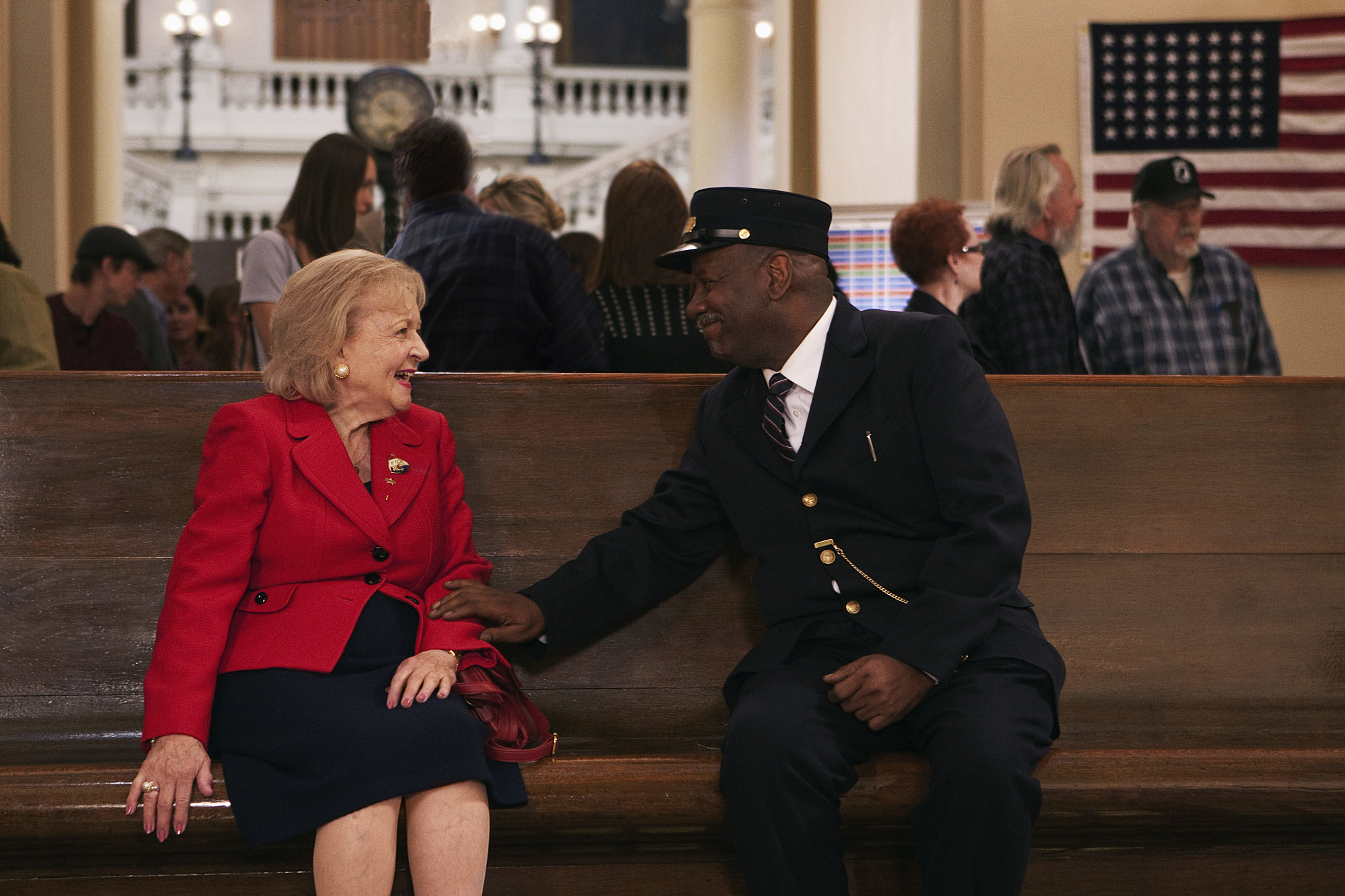 Still of Jennifer Love Hewitt, Helmar Augustus Cooper and Betty White in The Lost Valentine (2011)