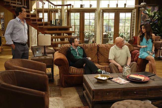 Still of Charlie Sheen and Barry Corbin in Anger Management (2012)