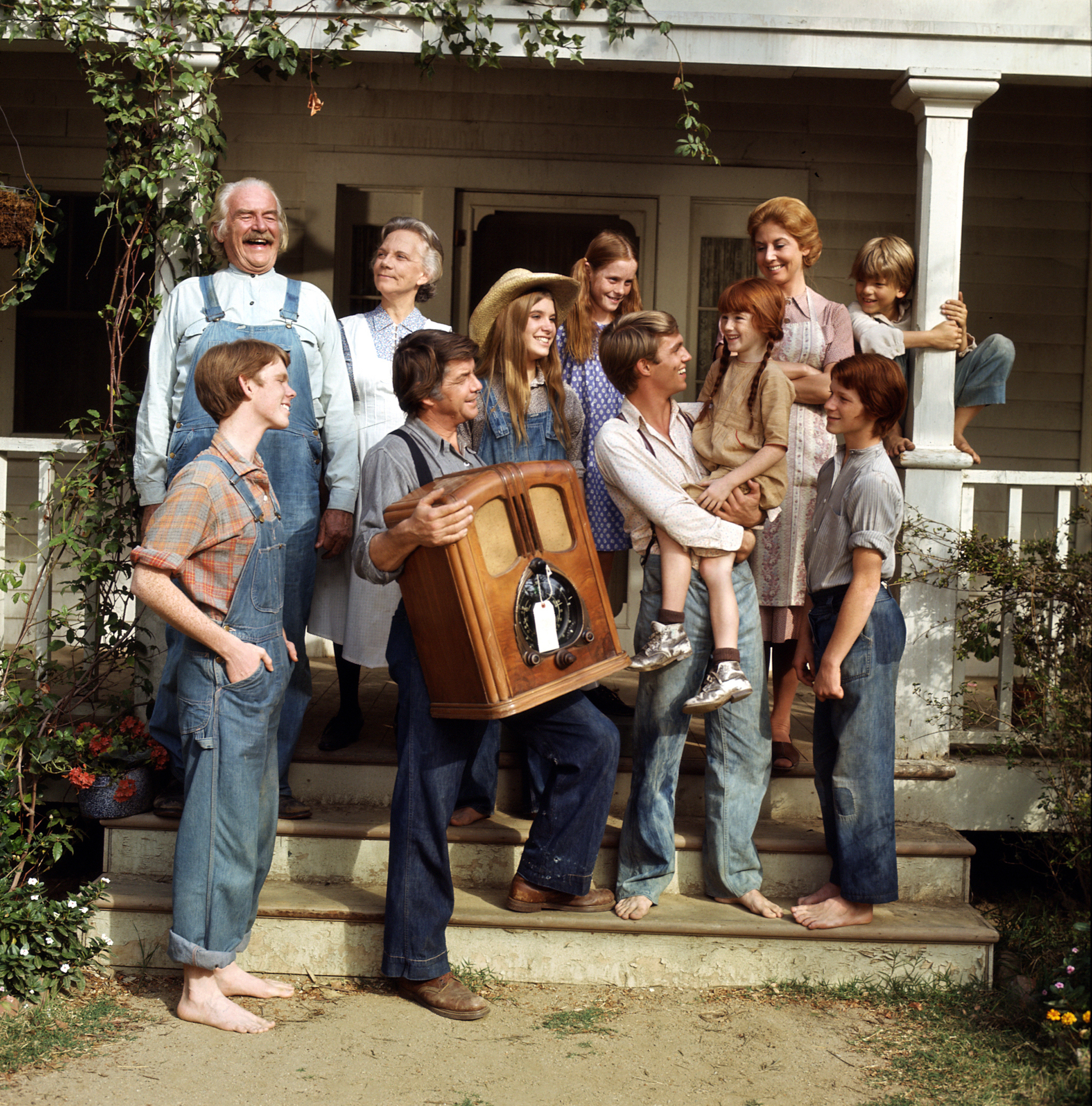 Still of Richard Thomas, Will Geer, Judy Norton, Ellen Corby, Kami Cotler, Michael Learned, Eric Scott, Ralph Waite, Jon Walmsley, David Harper and Mary McDonough in The Waltons (1971)