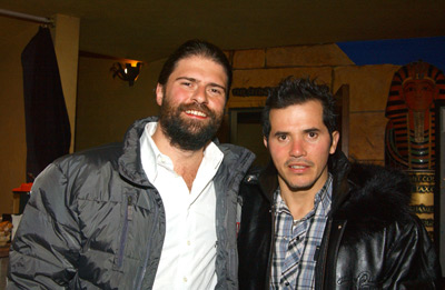 John Leguizamo and Sebastián Cordero at event of Crónicas (2004)