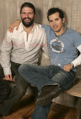 John Leguizamo and Sebastián Cordero at event of Crónicas (2004)