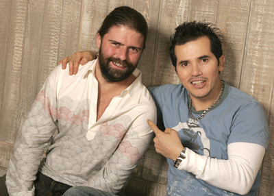 John Leguizamo and Sebastián Cordero at event of Crónicas (2004)