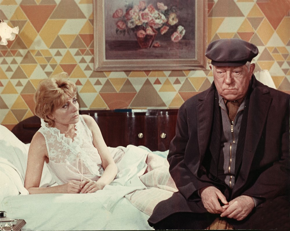 Still of Annie Cordy and Jean Gabin in Le chat (1971)
