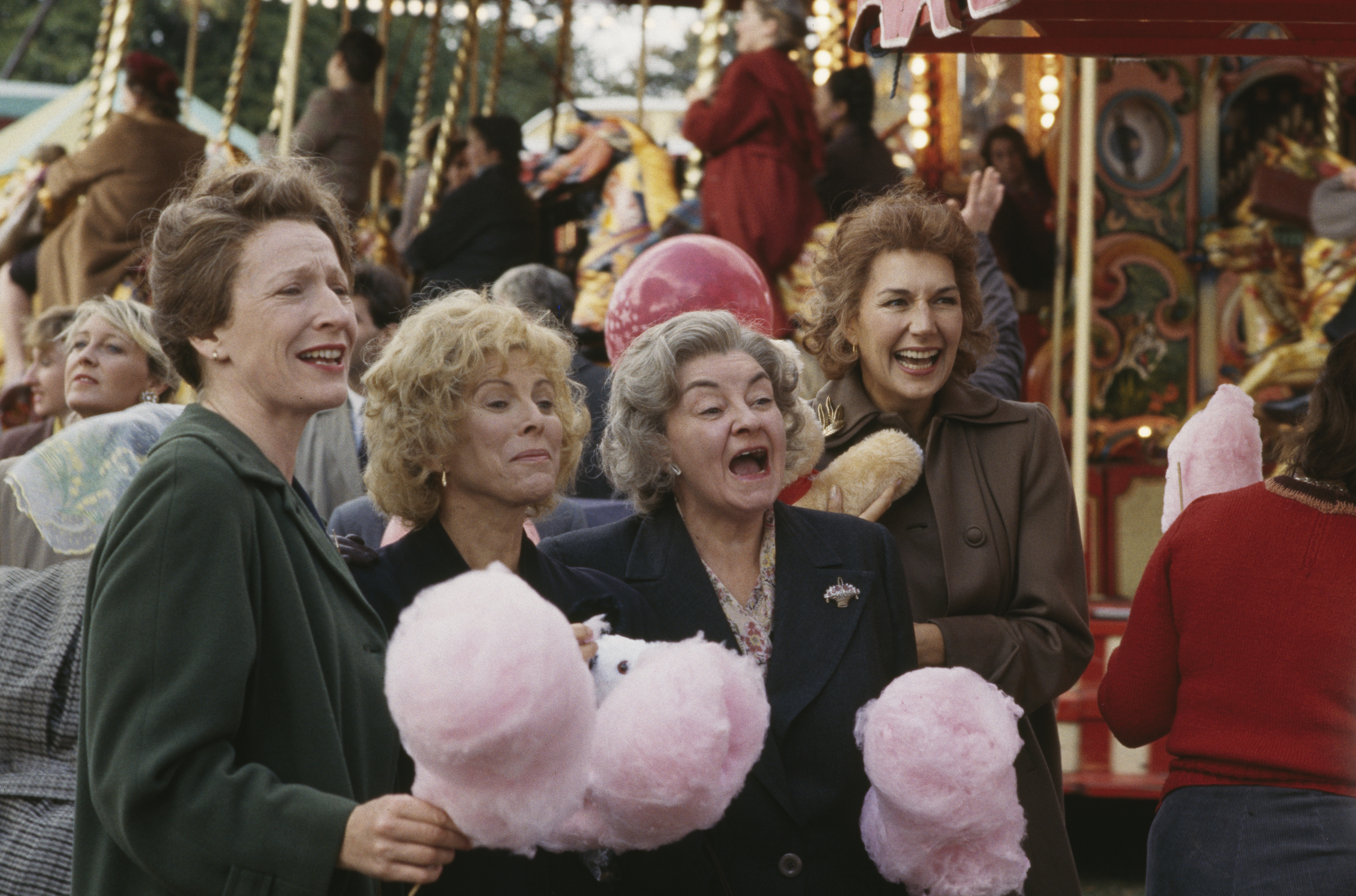 Still of Avis Bunnage, Charlotte Cornwell, Susan Fleetwood and Billie Whitelaw in The Krays (1990)