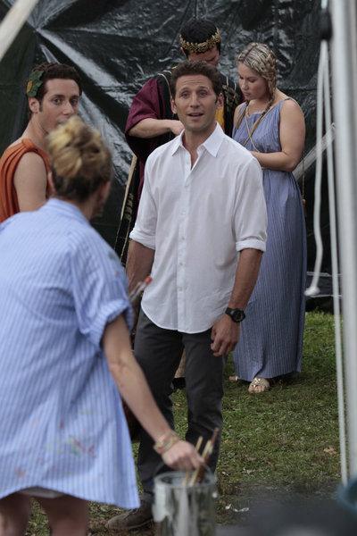 Still of Paulo Costanzo and Mark Feuerstein in Royal Pains: Bottoms Up (2012)