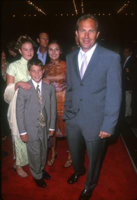 Kevin Costner, Annie Costner, Joe Costner and Lily Costner at event of For Love of the Game (1999)