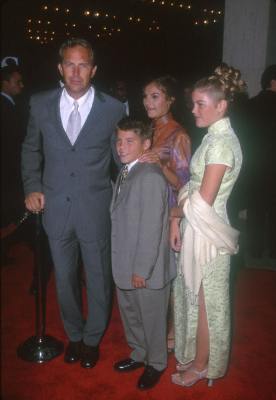 Kevin Costner, Annie Costner, Joe Costner and Lily Costner at event of For Love of the Game (1999)