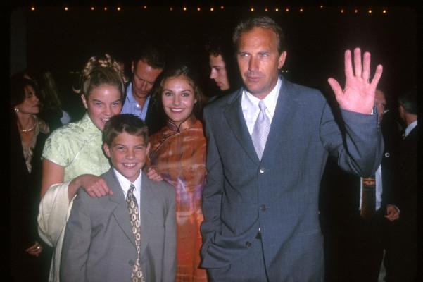 Kevin Costner, Annie Costner, Joe Costner and Lily Costner at event of For Love of the Game (1999)