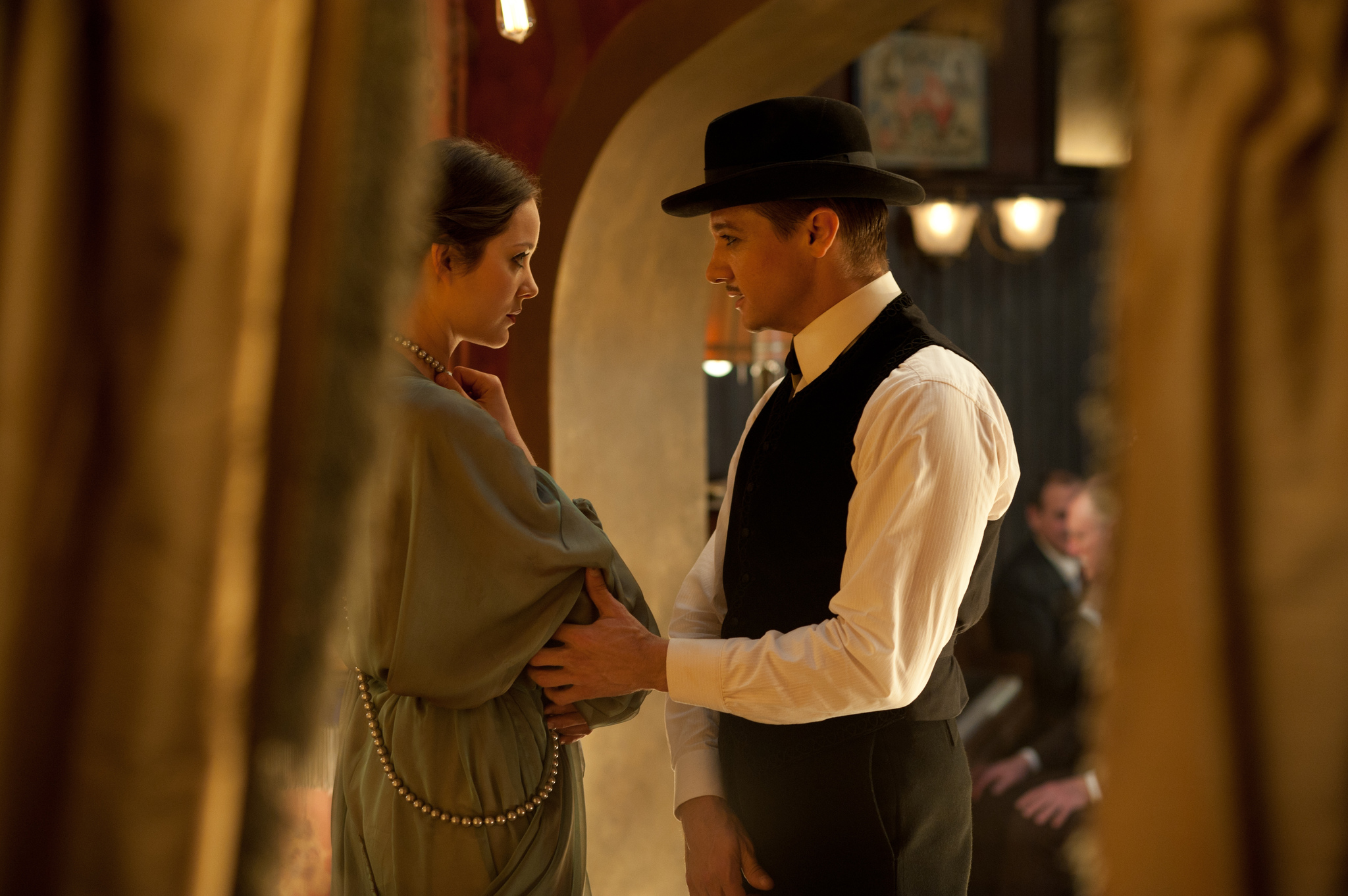 Still of Marion Cotillard and Jeremy Renner in Karta Niujorke (2013)