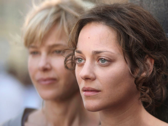 Still of Pascale Arbillot and Marion Cotillard in Les petits mouchoirs (2010)