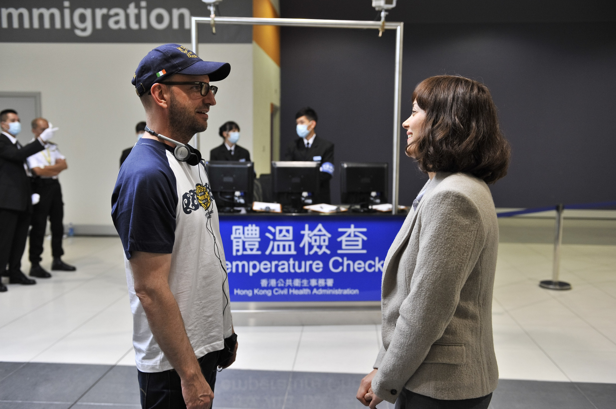 Still of Steven Soderbergh and Marion Cotillard in Uzkratas (2011)