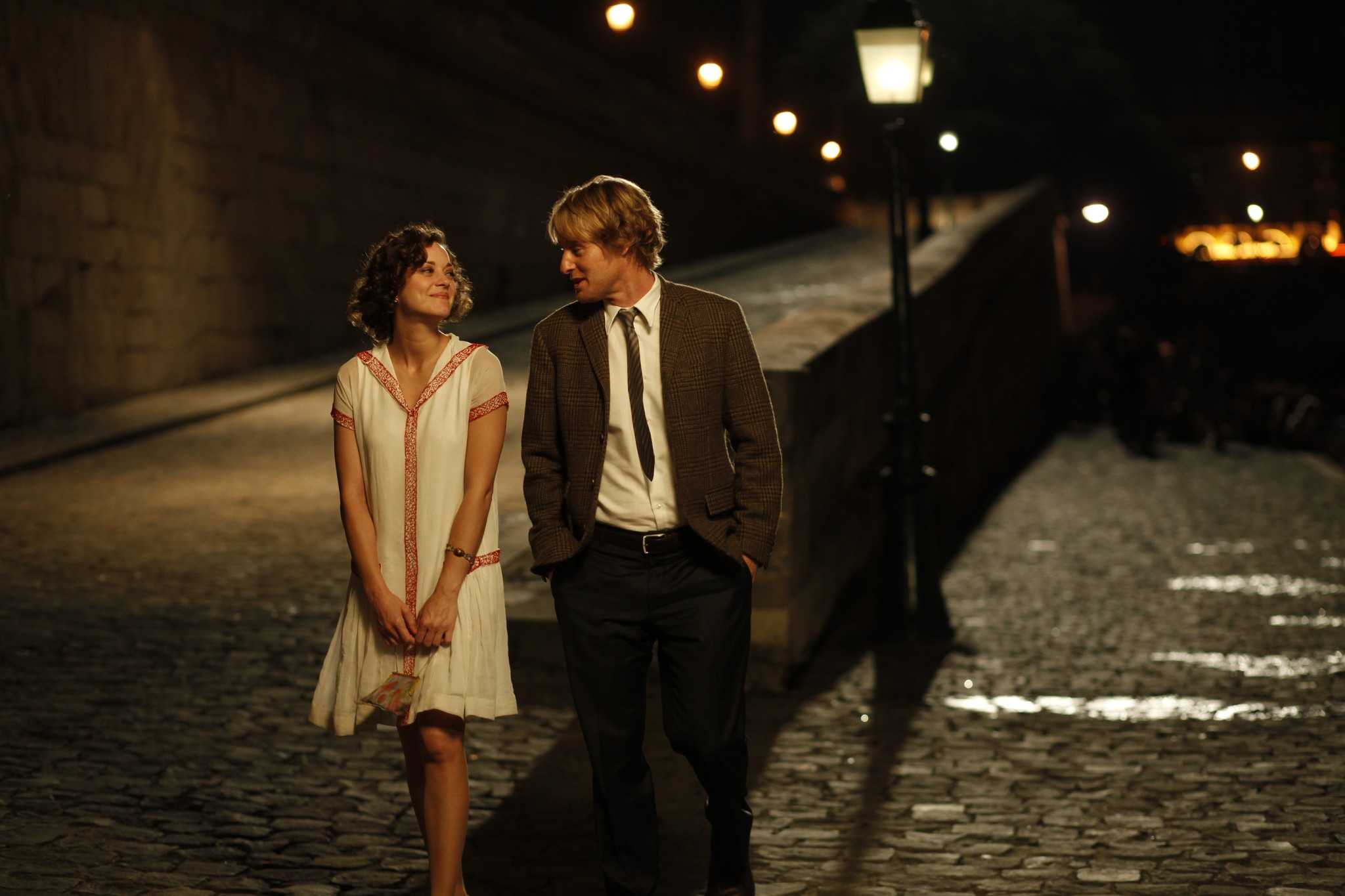 Still of Owen Wilson and Marion Cotillard in Vidurnaktis Paryziuje (2011)