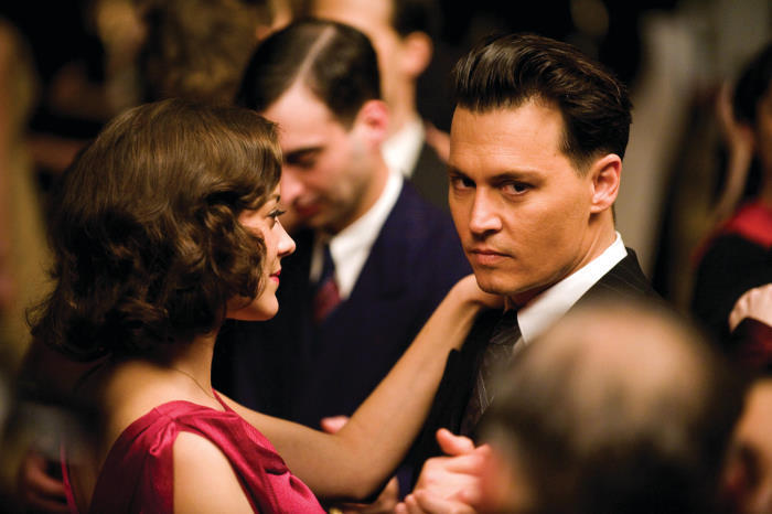 Still of Johnny Depp and Marion Cotillard in Visuomenes priesai (2009)