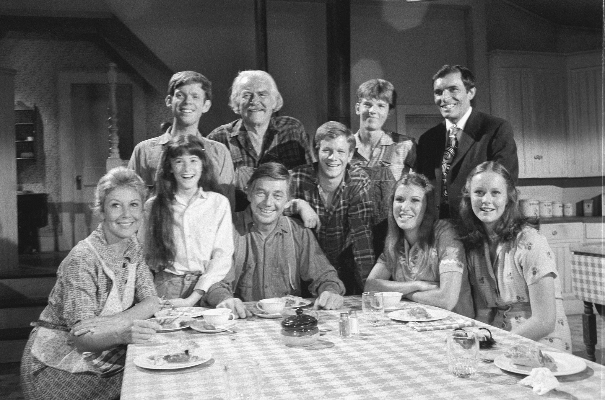 Still of Will Geer, Judy Norton, Kami Cotler, Michael Learned, Eric Scott, Ralph Waite, Jon Walmsley and Mary McDonough in The Waltons (1971)