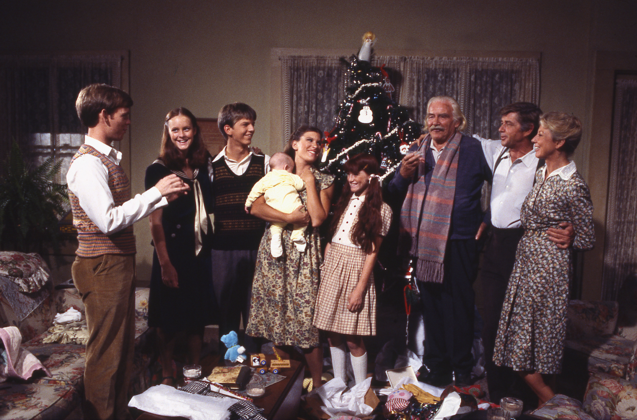 Still of Will Geer, Judy Norton, Kami Cotler, Michael Learned, Eric Scott, Ralph Waite, David Harper and Mary McDonough in The Waltons (1971)