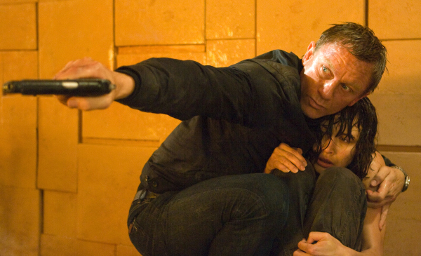 Still of Daniel Craig and Olga Kurylenko in Paguodos kvantas (2008)