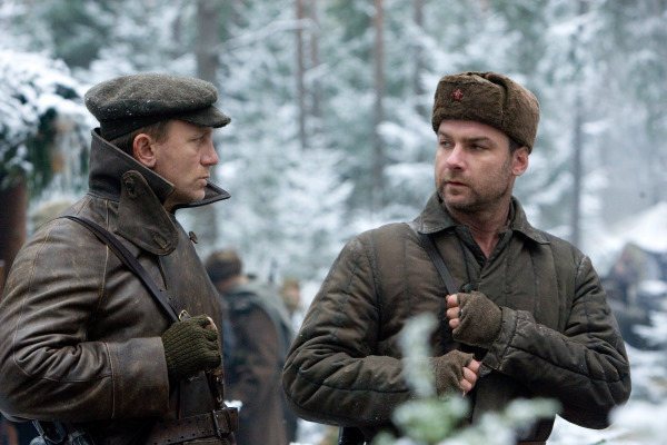 Still of Liev Schreiber and Daniel Craig in Pasipriesinimas (2008)