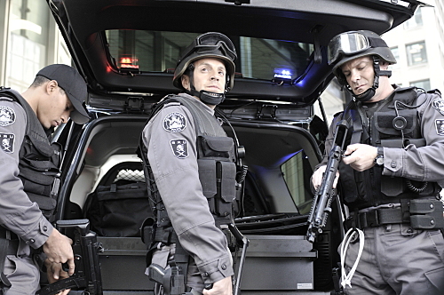 Still of Michael Cram and Hugh Dillon in Flashpoint (2008)