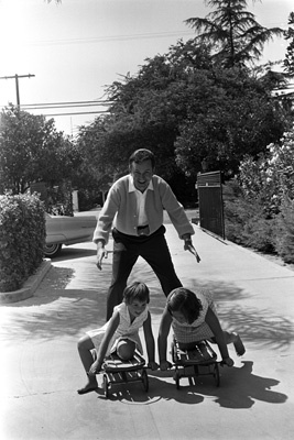 Bob Crane at home with his two daughters, Deborah Ann and Karen Leslie