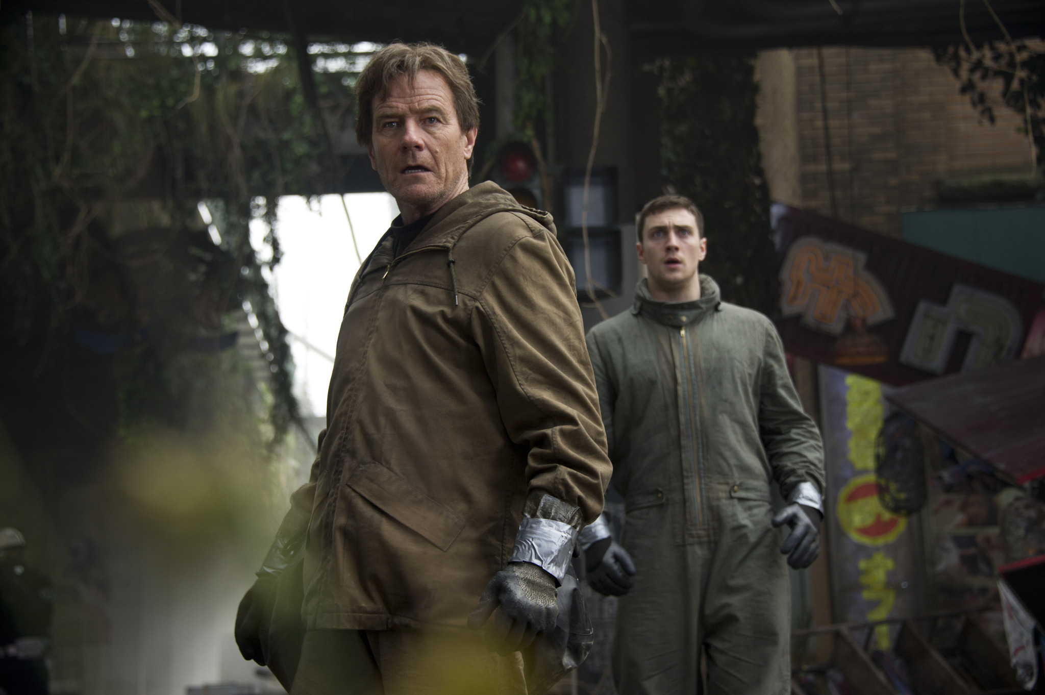 Still of Bryan Cranston and Aaron Taylor-Johnson in Godzila (2014)