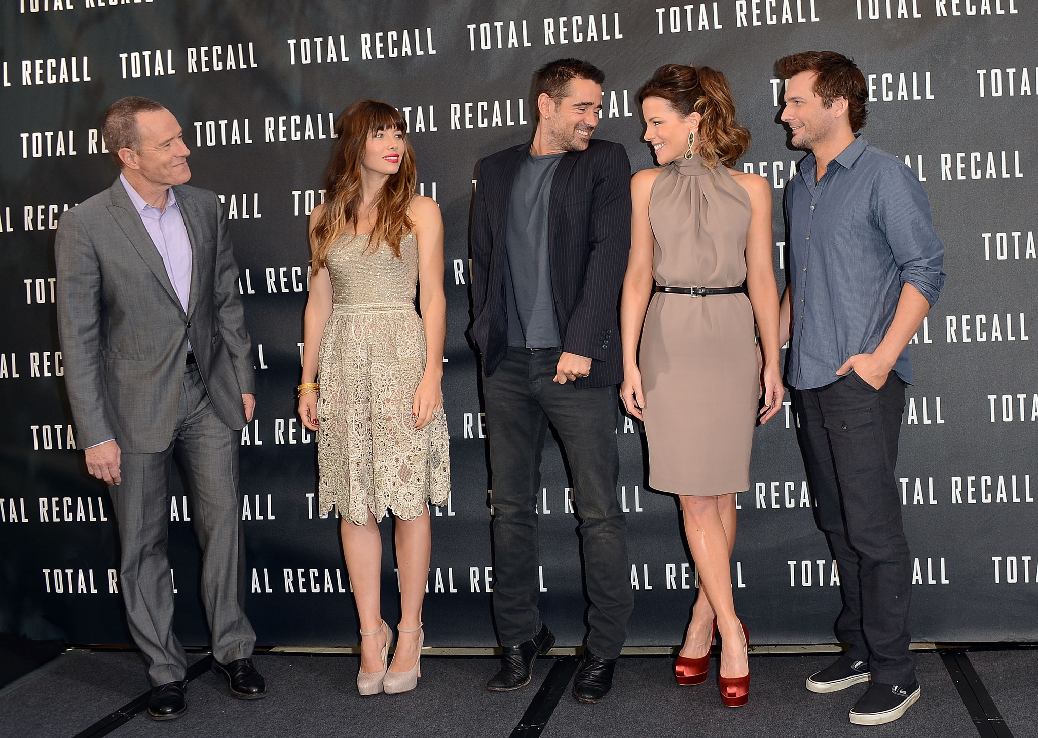 Kate Beckinsale, Jessica Biel, Bryan Cranston, Colin Farrell and Len Wiseman at event of Viska prisiminti (2012)