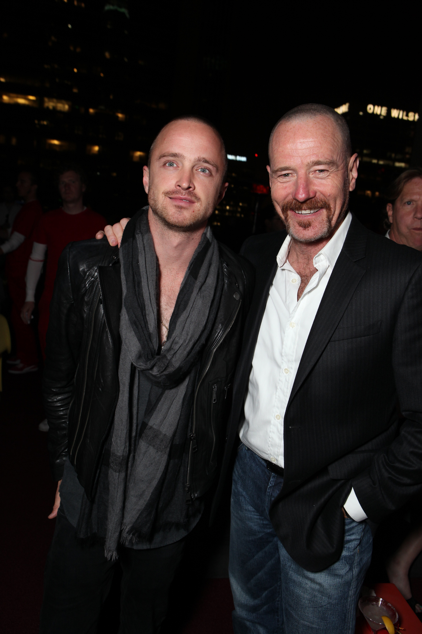 Bryan Cranston and Aaron Paul at event of Vaziuok (2011)